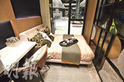 示範單位的睡房與客廳改以磨砂特色玻璃趟門分隔，增強室內空間感。（劉焌陶攝）