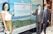 會德豐地產常務董事黃光耀（中）表示，藍田KOKO HILLS 發展項目2期命名為KOKO RESERVE，提供82伙，逾半單位可享海景，部署月內推出。（劉焌陶攝）