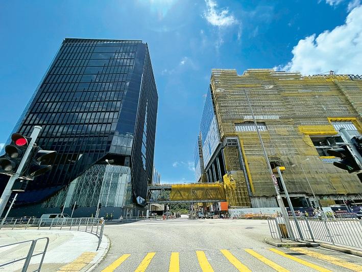 香港科技園在將軍澳工業邨興建數據技術中心（DT Hub，圖左）和先進製造業中心（AMC），為香港再工業化奠定良好基石。