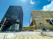 香港科技園在將軍澳工業邨興建數據技術中心（DT Hub，圖左）和先進製造業中心（AMC），為香港再工業化奠定良好基石。