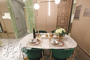 飯廳放置了雲石4人餐桌，配以設計具特色的燈飾，高雅時尚。