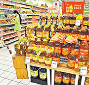 中國國家統計局公布數據顯示，9月份，社會消費品零售總額36,833億元人民幣，同比增長4.4%；比2019年9月份增長7.8%，兩年平均增速為3.8%。圖為福建省仙遊縣居民在一超市選購商品。（中通社）