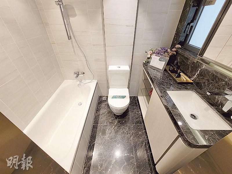 浴室基本上維持交樓標準狀態，附設浴缸。