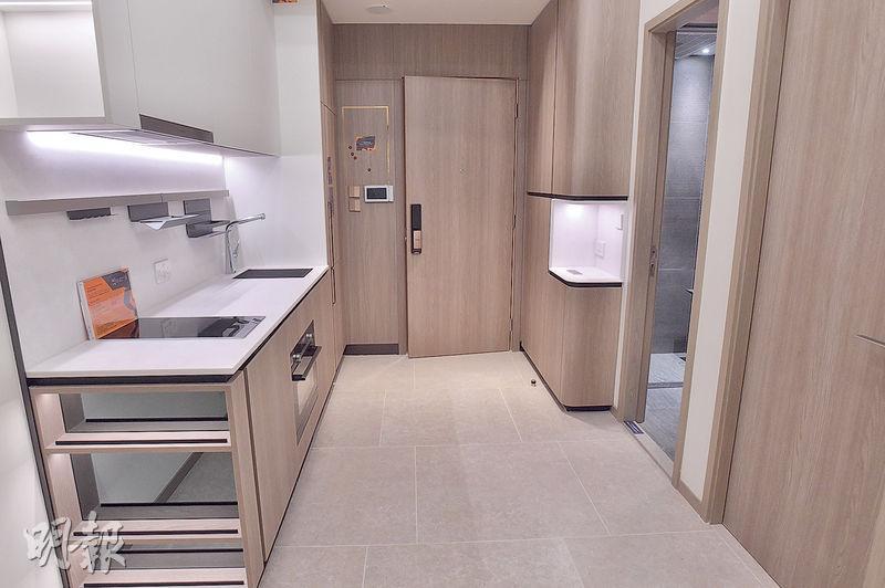 18樓J室交樓標準示範單位開則方正，浴室採雙門設計，可作客、套廁兩用，惟連接客廳之門口正對廚房。
