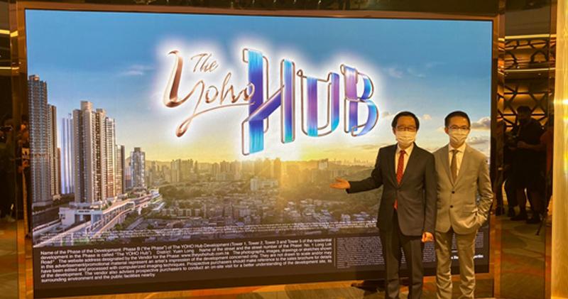新地: The YOHO Hub最快月底前獲批預售 隨即開盤。新地雷霆(左)、旁為陳漢麟。(容婌維攝)