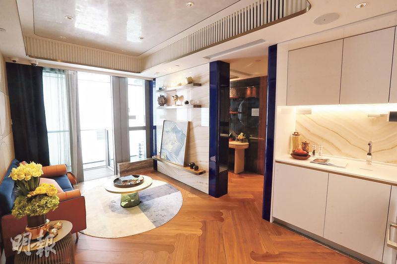 3房連裝修示範單位，室內以寶藍色配搭深木色系，洋溢地中海風情。