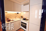3房採開放式廚房設計，配套家電齊備。