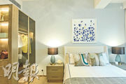 另一睡房則以淺藍為主調，設計簡約時尚，雙人牀旁邊置有高身衣櫃，方便住戶更衣及儲物。（馮凱鍵攝）