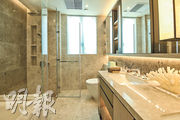 主人套房浴室採用雲石牆身，設雙洗手盆，以及浴缸和企缸，方便男女主人同時共用。（馮凱鍵攝）