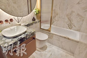 浴室以白色雲石面料配金屬邊作點綴，亦設有圓形鏡櫃，富有時尚感。