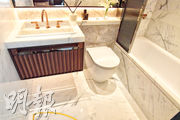 浴室延續全屋裝潢風格，除鋪設白色雲石面，亦用上灰銀色金屬邊框。