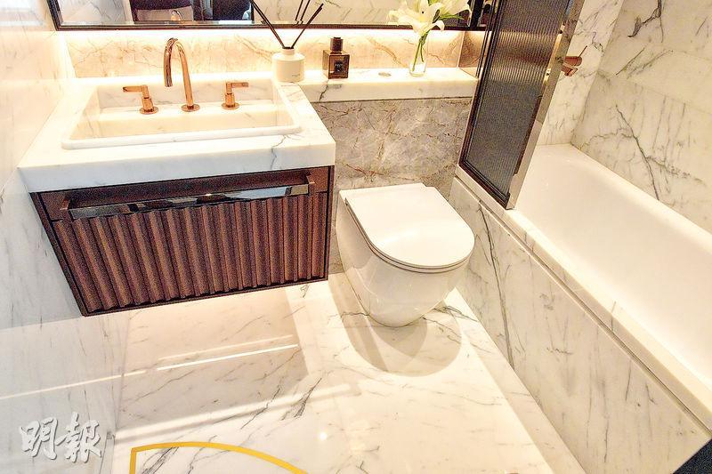 浴室延續全屋裝潢風格，除鋪設白色雲石面，亦用上灰銀色金屬邊框。