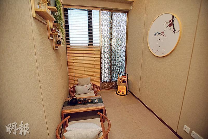 設計師把其中一間房改裝成茶藝冥想室，鋪設榻榻米及放置和風桌椅組合。（楊柏賢攝）