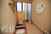 設計師把其中一間房改裝成茶藝冥想室，鋪設榻榻米及放置和風桌椅組合。（楊柏賢攝）