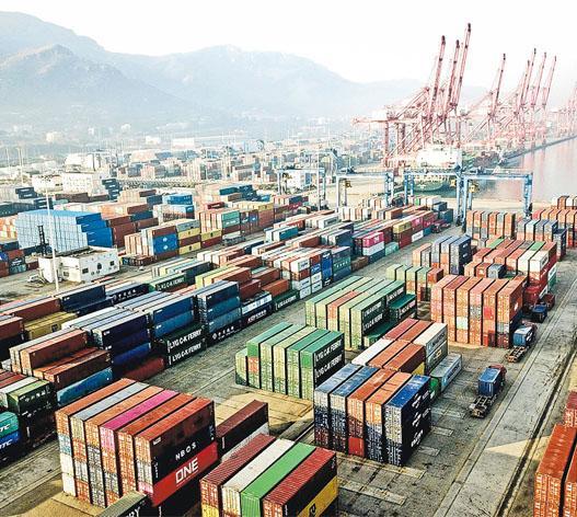 中國海關總署公布11月外貿數據，出口額為3255.3億美元，續創歷史新高，按年增長22%。圖為江蘇省連雲港港口。（法新社）