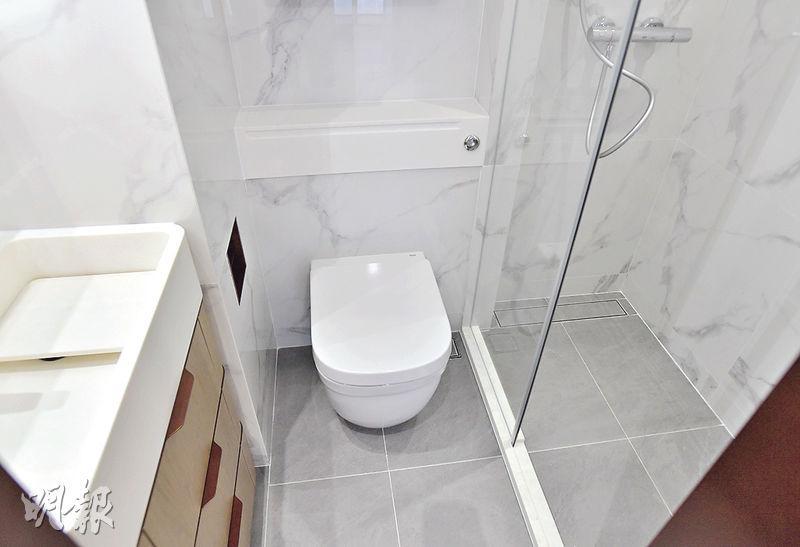 浴室牆身鋪上白色石材，附有淋浴間，不設窗戶。