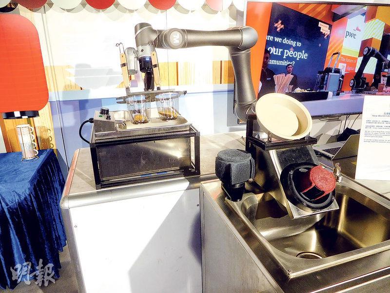 弘達引入台灣工業機械人，早前在「中電餐飲營商日」，特別示範機械臂不斷切換煮麵和洗碗碟工作。（薛偉傑攝）
