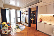 3房連裝修示範單位，室內以寶藍色配搭深木色系，洋溢地中海風情。（李紹昌攝）