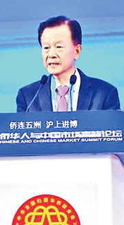 內房世茂旗下世茂服務昨公布，以16.535億元人民幣向同系世茂股份收購多個物管項目，或反映系內其他公司資金需求緊張。圖為世茂創辦人許茂榮上月出席活動近照。