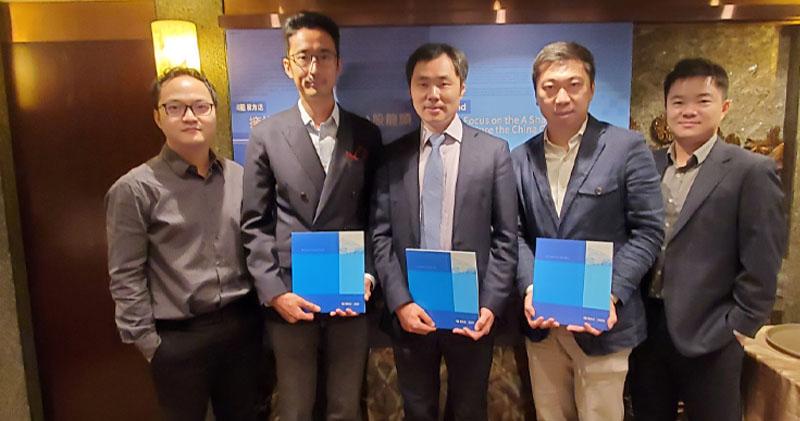 易方達香港首席投資官（國際固定收益）祁廣東（中）、董事總經理石峰（右二）