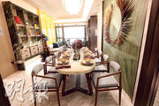 飯廳放置長形8人餐桌，以特色牆飾襯托；另一邊牆身設置陳列櫃，可放置各類裝飾品。