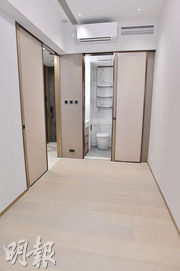 單位設有1間睡房，並採用套廁設計，房間及浴室均用趟門，以節省空間。
