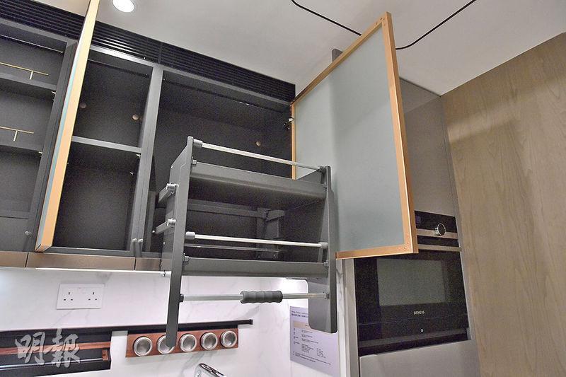 開放式廚房設有雙頭煮食爐、焗爐及洗衣機等基本廚房家電。