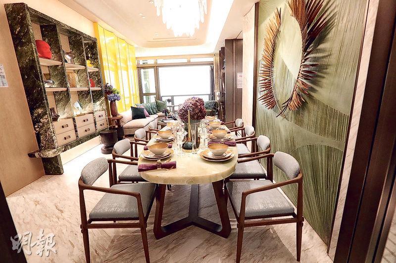 飯廳放置長形8人餐桌，以特色牆飾襯托；另一邊牆身設置陳列櫃，可放置各類裝飾品。