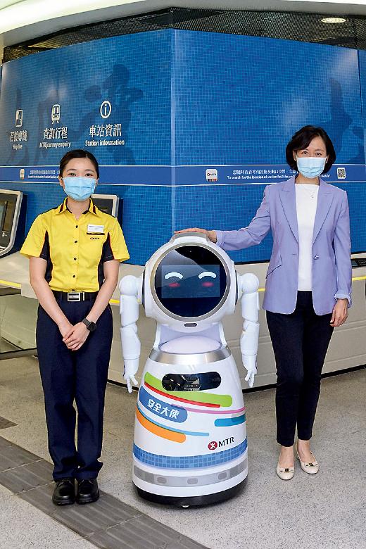 港鐵公司香港客運服務總監楊美珍（右）表 示，港鐵公司銳意推行「智能化」，提供更優 質的服務。