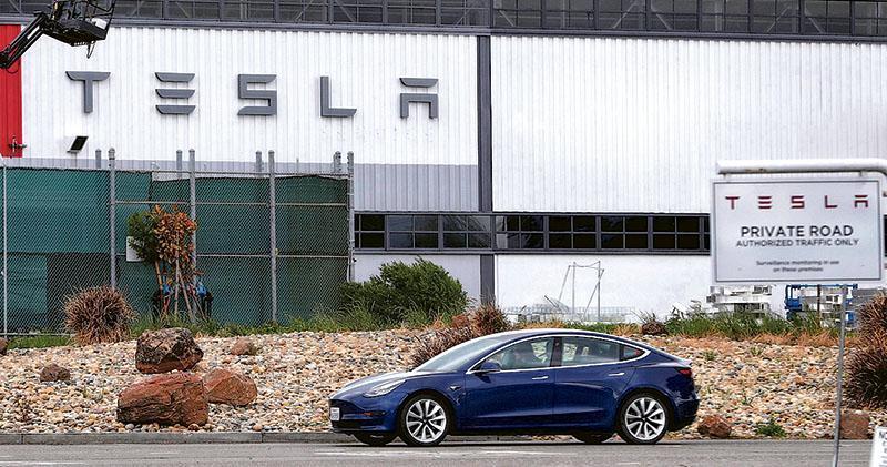 Tesla據報暫停旗下電動車駕駛時遊戲功能