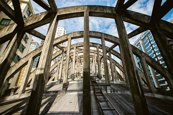 皇都戲院大廈天台的拋物線型拱橋式桁架，獨特設計舉世無雙，新世界發展在初步保育構思中，會盡力保留整個戲院建築及天台桁架。