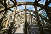 皇都戲院大廈天台的拋物線型拱橋式桁架，獨特設計舉世無雙，新世界發展在初步保育構思中，會盡力保留整個戲院建築及天台桁架。