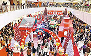 新地旗下15間商場在冬至聖誕長假期間生意及人流按年升30%；圖為觀塘apm聖誕人流。