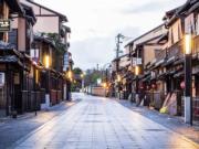 京都到處都是這種百年老宅，相反新樓供應極為稀少，每次有新盤推出均被市場一掃而空。
