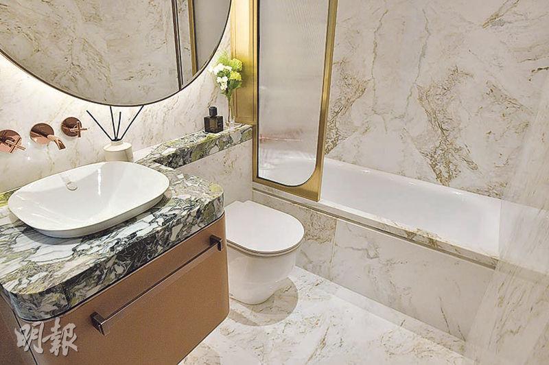 浴室以白色雲石面料配金屬邊作點綴，亦設有圓形鏡櫃，富有時尚感。（劉焌陶攝）