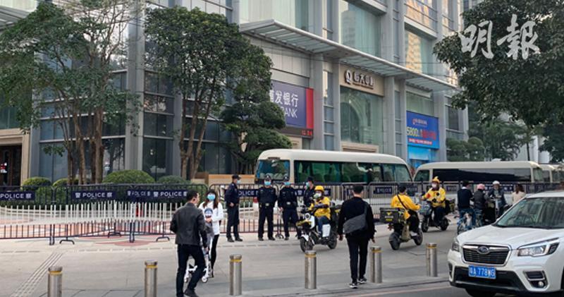 今日下午約4時，中國恒大廣州辦公室外抗議的人群已散去，但辦公室四周仍有數十名警察駐守，並觀察周圍行人，如有途人在附近逗留就會上前詢問。部份警員更在辦公室旁的巴士站，逐一查問在等車的市民。（陳子凌攝）