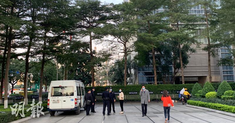 今日下午約4時，中國恒大廣州辦公室外抗議的人群已散去，但辦公室四周仍有數十名警察駐守，並觀察周圍行人，如有途人在附近逗留就會上前詢問。部份警員更在辦公室旁的巴士站，逐一查問在等車的市民。（陳子凌攝）
