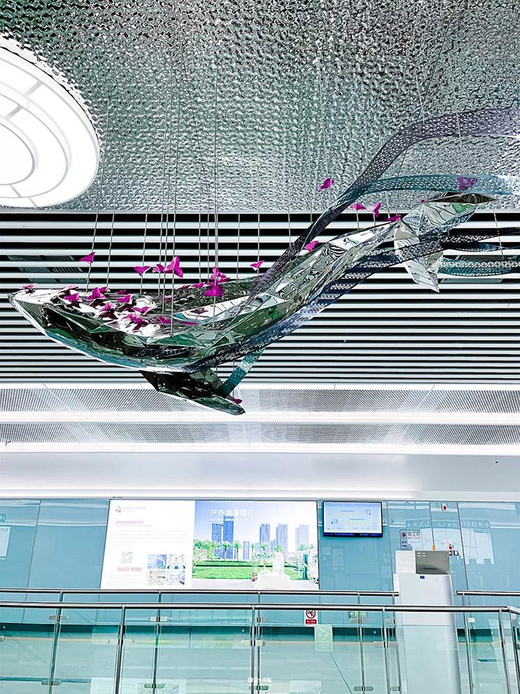 會展城站的《涅槃》，來自深圳市花三角梅與鯨魚的交織。