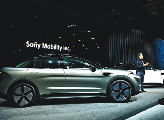 SONY行政總裁吉田憲一郎在國際消費電子展，展示全新的七座位電動多用途車的原型，可提供完全無人參與的自動駕駛模式。（法新社）