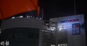 壹傳媒：臨時清盤人正調查台灣業務財務狀況。圖為香港蘋果日報停刊前最後一夜，市民到壹傳媒大樓外向《蘋果》「道別」，員工揮手機燈回應。（資料圖片）