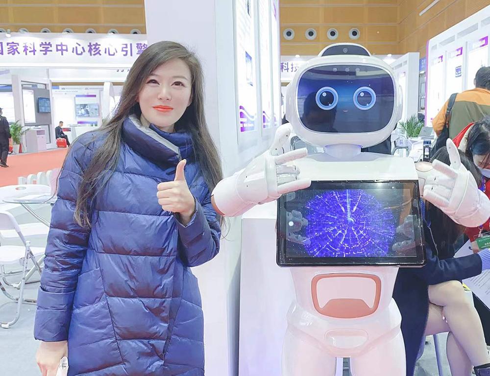 深圳機器人協會所研發的智能服務機器人小勇T1，不時在展場中遊走。