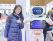 深圳機器人協會所研發的智能服務機器人小勇T1，不時在展場中遊走。