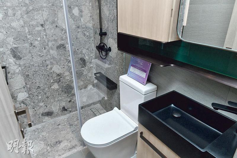 交樓標準示範單位可見，浴室沒有安裝浴缸，而是裝設淋浴間，但沒有通風窗。