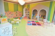 會所提供兒童遊樂區，設施設計色彩繽紛。（劉焌陶攝）