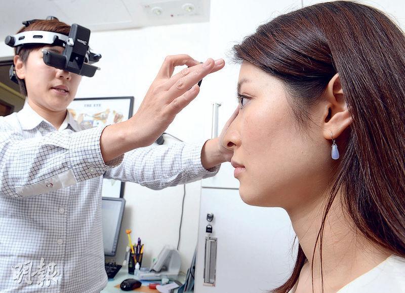 香港眼科醫療市場相對成熟，眼科服務普遍。圖為一名視光師為市民驗眼。（資料圖片）