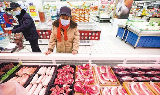 春節前重要民生商品市場供應穩定，上月CPI總體平穩。其中畜肉類為影響CPI跌幅最大的類別，按年跌25.6%，當中豬肉價格下降41.6%。圖為內地市民於超市購買豬肉。（中通社）