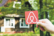 疫情影響，更多人遷往郊區避疫令租賃期延長，帶動民宿短租平台Airbnb在截至今年3月底首季度，客戶季度住宿日數將首次超越疫情爆發前的水平，刷新歷來紀錄。圖為Airbnb一個介紹廣告。（資料圖片）