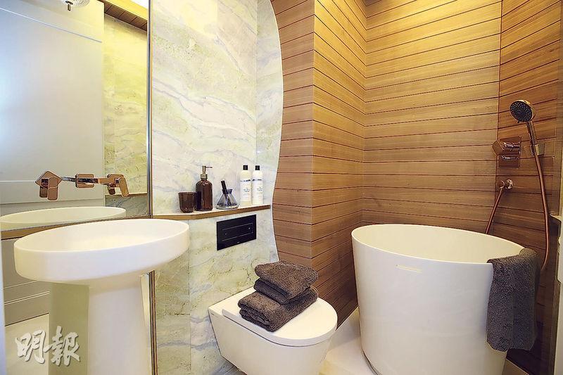 浴室牆身以木材拼砌，配搭白色梳洗台及圓桶形浴缸，充滿和風格調。