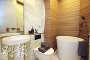 浴室牆身以木材拼砌，配搭白色梳洗台及圓桶形浴缸，充滿和風格調。