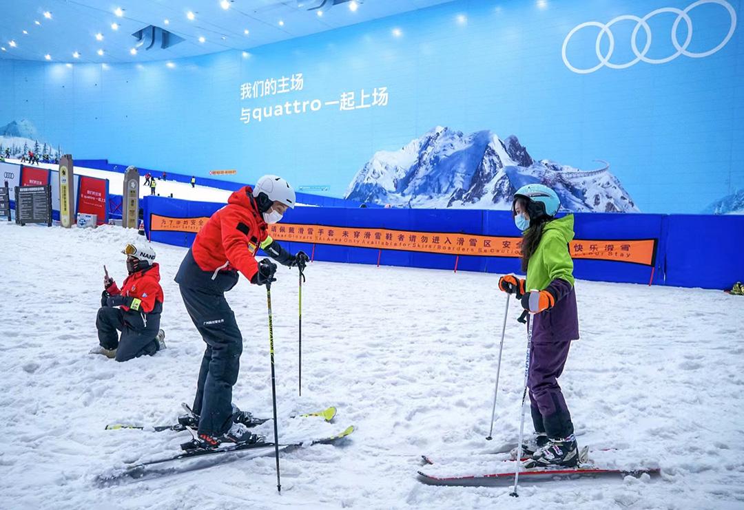 蘭晶接受滑雪指導。
